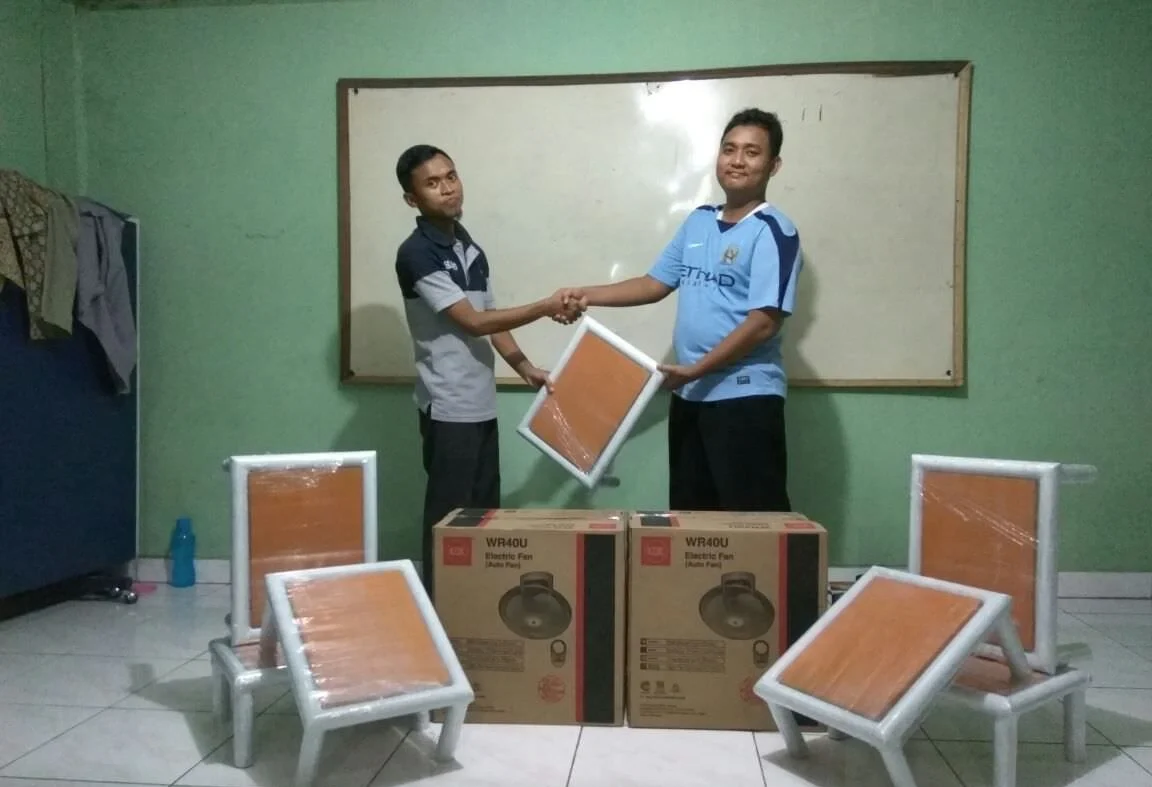 Bantuan Meja Quran dan Kipas Angin Rumah Tahfidz Raudhatul Muhibbin