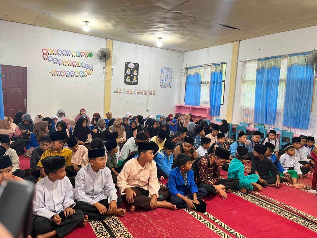 Santri dan santriwati mengikuti kegiatan pembelajaran Al-Qur'an di rumah tahfidz dalam suasana penuh semangat