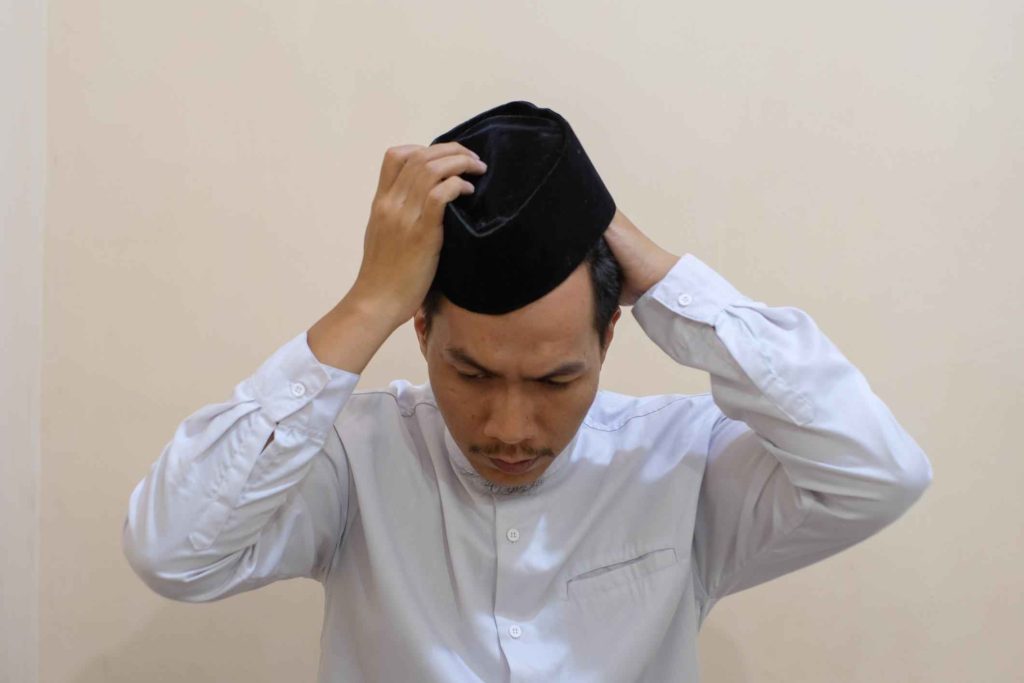 memakai pakaian yang bersih dan rapi